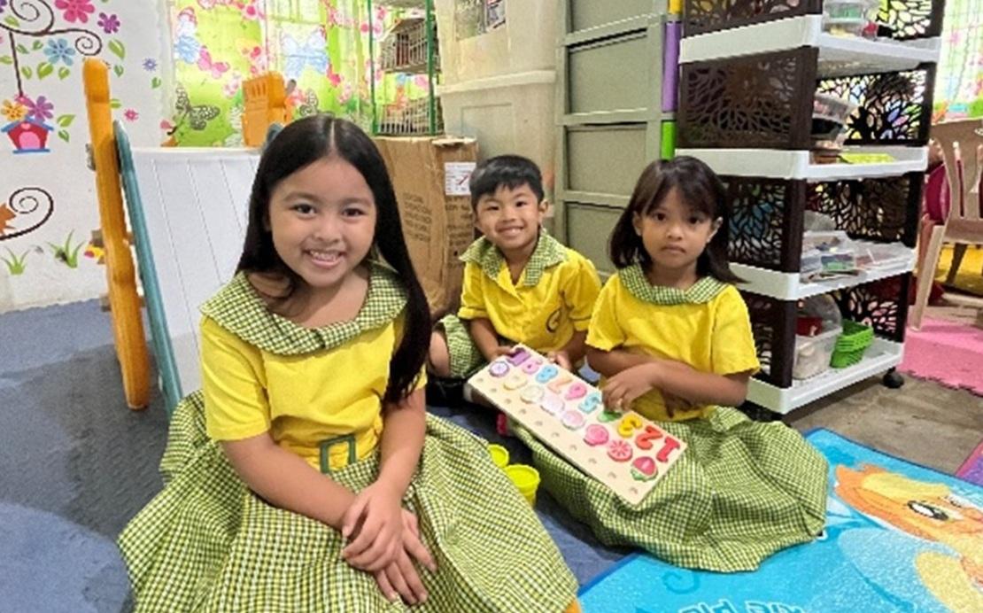 식료품 선물받고 브이하는 아동